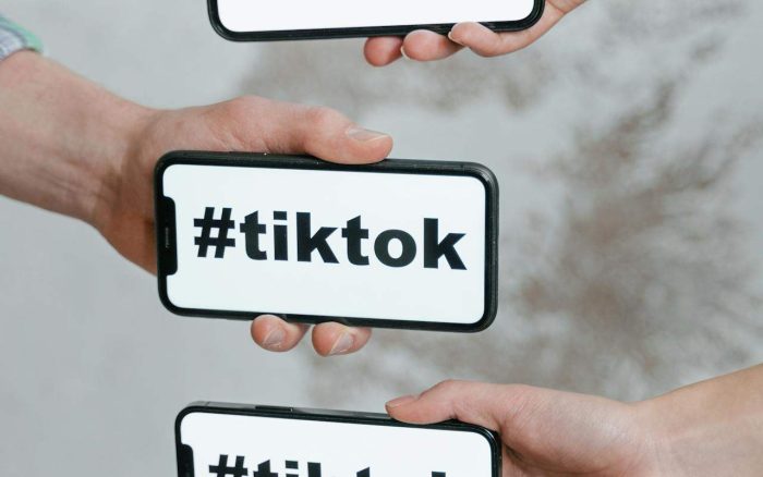 Nekoliko telefona na kojima piše “#tiktok