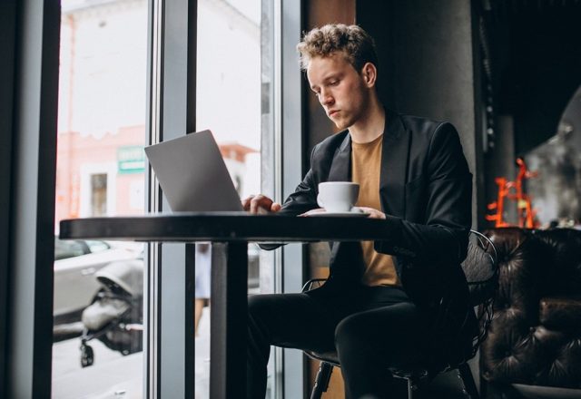 muskarac radi za laptopom