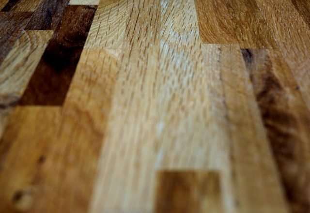 Izbliza prikazana drvena ploča sa spojenim letvicama i vidljivim godovima