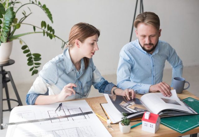 dvoje ljudi planiraju renoviranje doma
